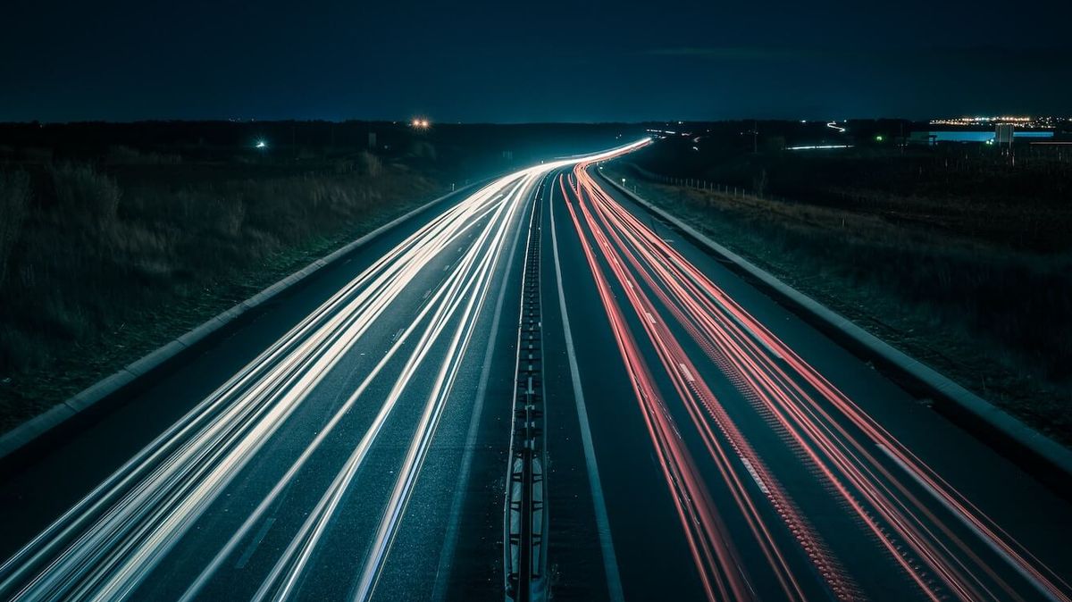 Předčasné Vánoce pro řidiče: Oblíbený řetězec rozdává k nákupu celoroční dálničku za polovinu!